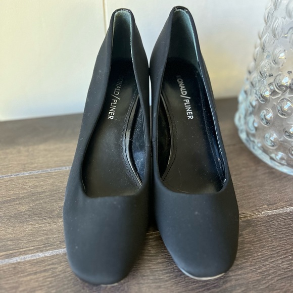 Donald Pliner Block Heels Size 7.5 M Black - Picture 2 of 11